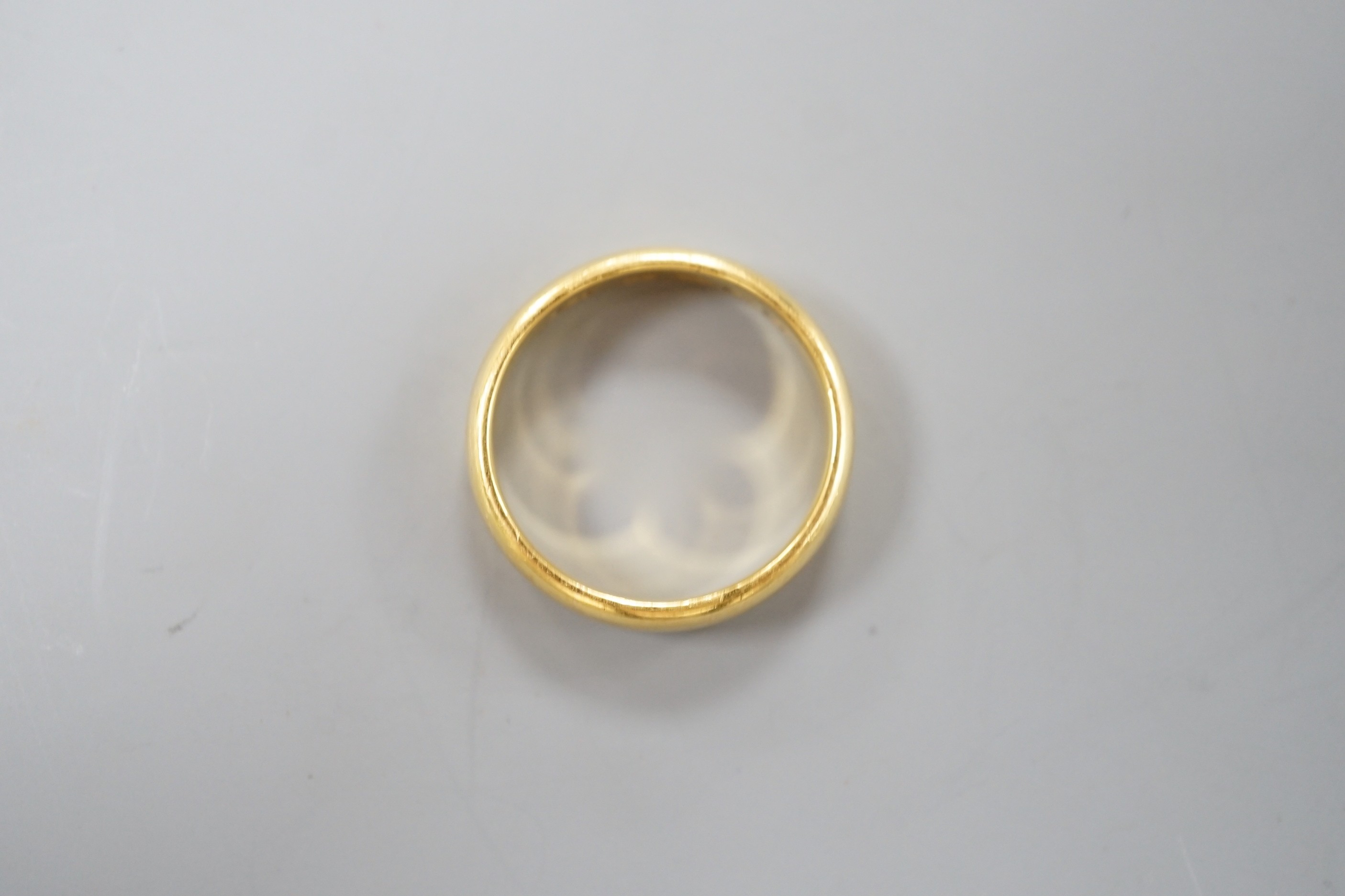 A George V 22ct gold wedding band, size R/S, 8.5 grams.